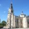 Eglise sous un ciel bleu