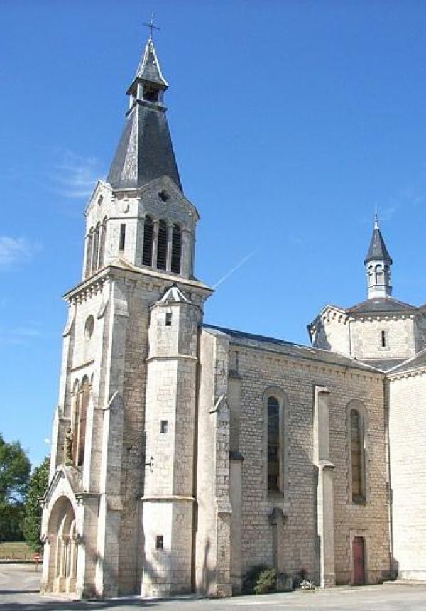 Eglise sous un ciel bleu