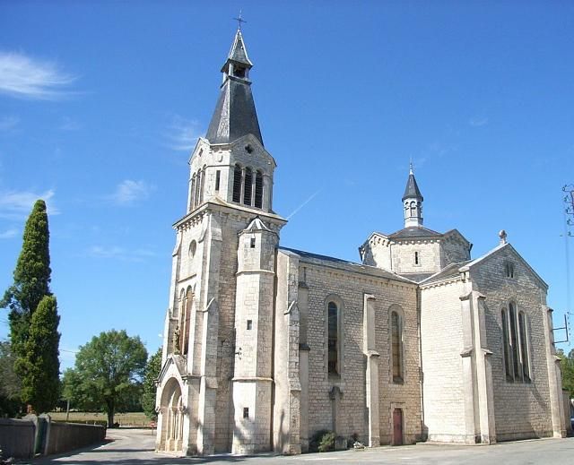 Eglise sous un ciel bleu