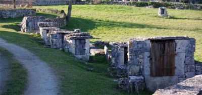 Série de puits le long d'un chemin